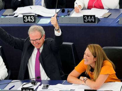 El democristiano alem&aacute;n Axel Voss, ponente de la reforma del copyright, ayer, celebrando la victoria de su propuesta en el Europarlamento, en Estrasburgo.