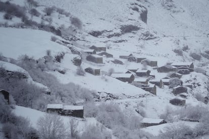 Casas cubiertas de nieve en Cabrales, Asturias.  