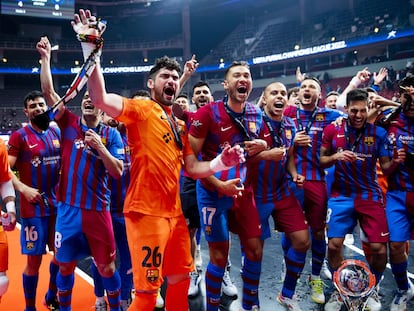 La plantilla del FC Barcelona celebra el título de la UEFA Futsal Champions League logrado el pasado abril.