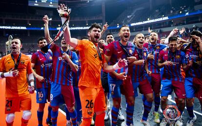 La plantilla del FC Barcelona celebra el título de la UEFA Futsal Champions League logrado el pasado abril.