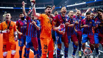 La plantilla del FC Barcelona celebra el título de la UEFA Futsal Champions League logrado el pasado abril.