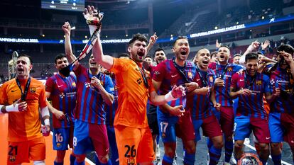 La plantilla del FC Barcelona celebra el título de la UEFA Futsal Champions League logrado el pasado abril.