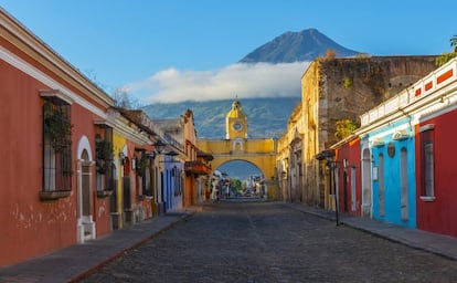 Casco histórico de Antigua, con el volcán de Agua al fondo.