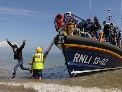 Un grupo de inmigrantes es transportado hasta Dungeness, en la costa del Reino Unido, el 4 de agosto de 2021.