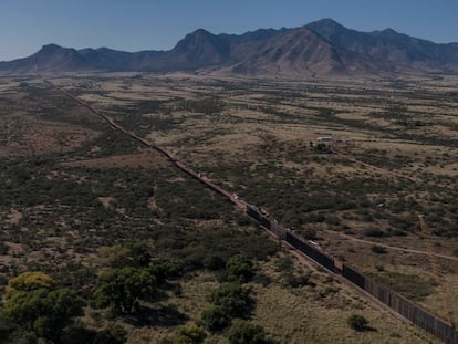 El muro fronterizo entre el Estado de Sonora y el Estado de Arizona durante su instalación, en octubre de 2020.