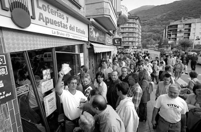 Colas a la puerta de La Bruixa d'Or. 