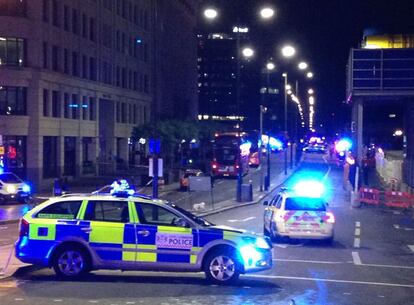Cordón policial cerca de London Bridge, en el centro de Londres. Las autoridades policiales lograron reducir a los atacantes en tan solo ocho minutos, desde el primer aviso recibido, matándolos a tiros.