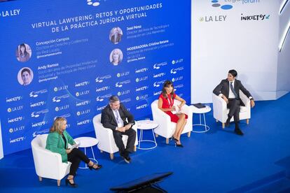 De izquierda a derecha: Cristina Retana, directora de innovación y contenidos de LA LEY;  José Pérez, director del área de tecnología e innovación en Uría Menéndez; Concepción Campos, doctora en Derecho y codirectora de Red Localis; y Andy Ramos, socio del área de propiedad intelectual, industrial y tecnología de Pérez-Llorca.