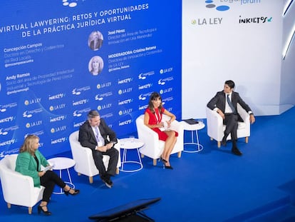 De izquierda a derecha: Cristina Retana, directora de innovación y contenidos de LA LEY;  José Pérez, director del área de tecnología e innovación en Uría Menéndez; Concepción Campos, doctora en Derecho y codirectora de Red Localis; y Andy Ramos, socio del área de propiedad intelectual, industrial y tecnología de Pérez-Llorca.