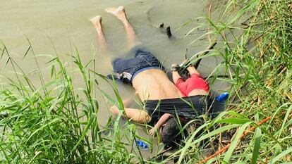 Los cuerpos de Óscar y Valeria Martínez en el río Bravo.