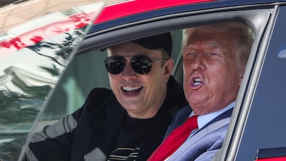 Trump y Musk a bordo del Tesla que el primero regaló al presidente de Estados Unidos en un acto ante la prensa en los jardines de la Casa Blanca. 