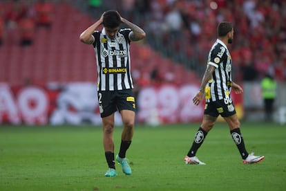 João Basso, jugador del Santos, tras perder un partido contra el Inter de Porto Alegre, en octubre pasado.