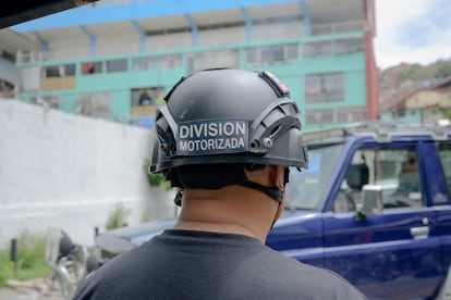 Denis un líder de movimiento de motopirueta, muestra su casco oficial. 