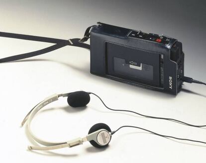 Los amantes de la música no tenían muchas opciones en verano cuando no querían tomarse vacaciones de sus canciones favoritas. Echar en la maleta el mítico 'walkman' y varias cintas de casete era la opción recurrente…, solo porque no se había inventado la música en 'streaming', que da la posibilidad de escuchar música sin poseerla, y además gratis (si toleras los anuncios). Según datos de 2018, el consumo de música digital duplica al de música física en España. Como indica la Federación Internacional de la Industria Fonográfica (IFPI), los españoles prefieren Internet para escuchar música. El abaratamiento de las tarifas de datos móviles ha tenido algo que ver.