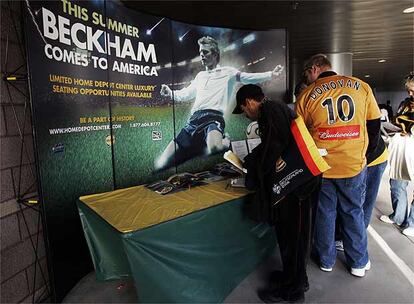 Aficionados de los Galaxy observan un <i>stand</i> sobre Beckham