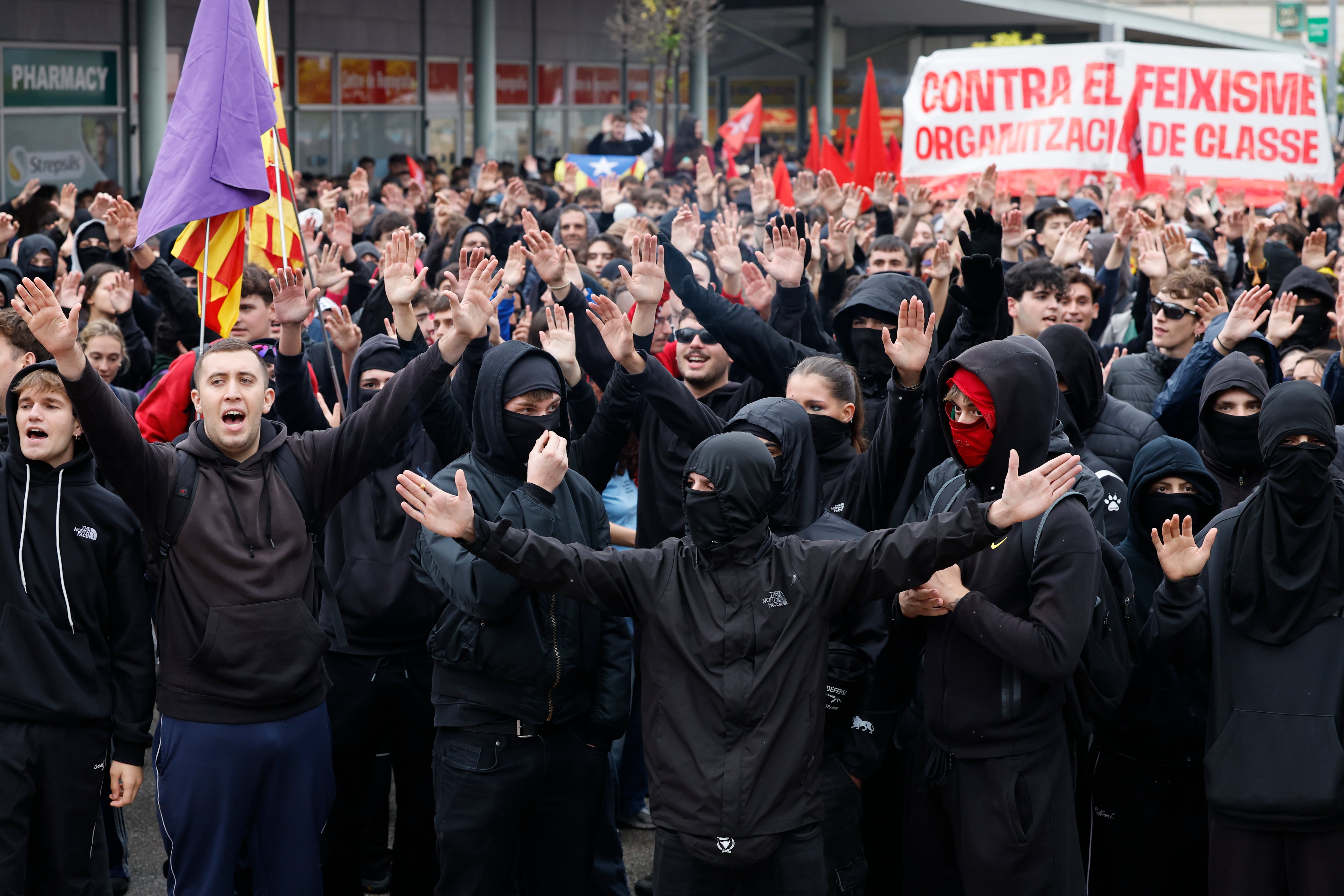 Vito Quiles fracasa en su intento de acceder a la UAB por el blindaje de los Mossos y acaba en un Ikea
