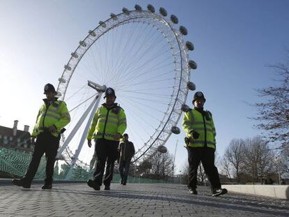 Diversos policies patrullen avui al costat de la sínia de Londres.