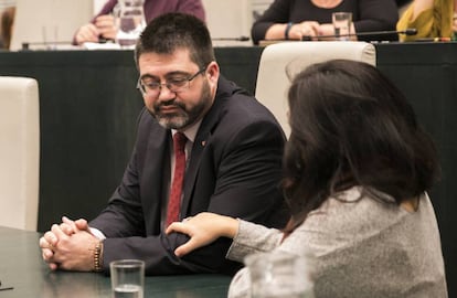 Carlos Sánchez Mato con Rommy Arce en el pleno.