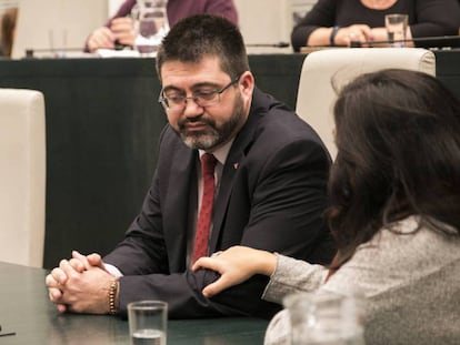 Carlos Sánchez Mato con Rommy Arce en el pleno.