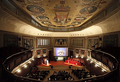 El salón de actos decorado por Arturo Mélida.