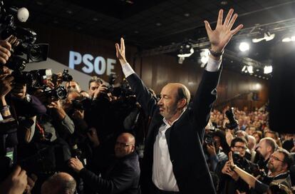 Rubalcaba saluda al plenario tras ser proclamado nuevo secretario general del PSOE.