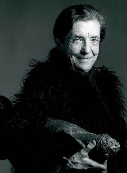 La artista Louise Bourgeois, fotografiada por Robert Mapplethorpe.