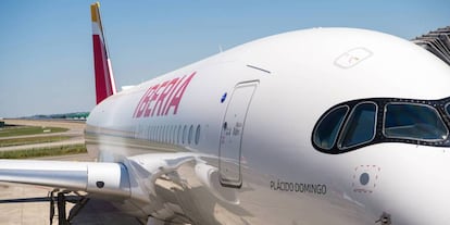 Avión de Iberia aparcado en el aeropuerto Adolfo Suarez Madrid Barajas.