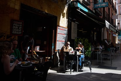 Terraza de una taberna en el centro de Madrid. 