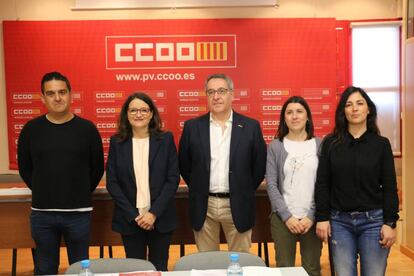 Mónica Oltra y Carles Mulet se reúnen con Arturo León, secretario de CC OO y otros representantes sindicales.