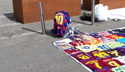 La nova samarreta del Barça al 'top manta' de la Barceloneta.