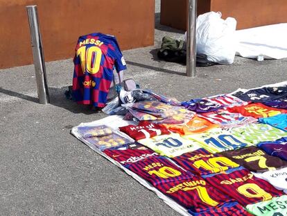 La nova samarreta del Barça al 'top manta' de la Barceloneta.