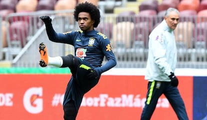 Willian treina sob o olhar de Tite; meia do Chelsea deve ganhar mais chances sem Neymar