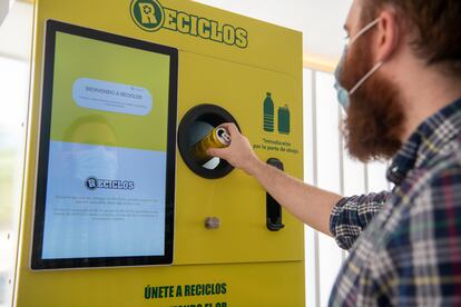 Una de las máquinas de depósito de botellas de plástico y latas que se instalarán en los próximos meses en las estaciones de transporte público.