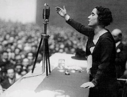 Clara Campoamor durante su discurso por el voto femenino.