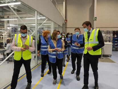 El president de la Generalitat valencia, Ximo Puig, y la ministra para la Transición Ecológica, Teresa Ribera, en las instalaciones de Power Electronics.