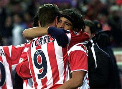 Fernando Torres recibe la enhorabuena de sus compañeros.