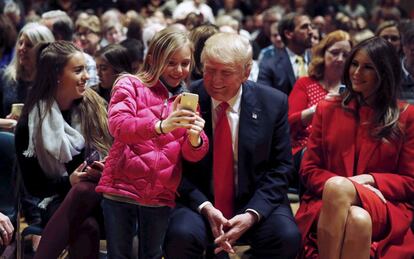 Donald Trump, candidato republicano, espera los resultados de los caucus en Des Moines, en el Estado de Iowa.