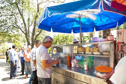 El carrito y los comensales de El Jarocho de las Lomas, este 19 de junio.