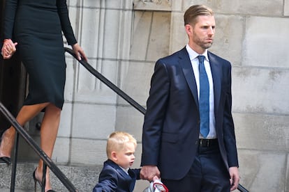 El tercer hijo del matrimonio entre Donald e Ivana Trump, Eric Trump, de 38 años, también acompañó al resto de la familia al funeral por su madre, fallecida a los 73 años el pasado 14 de julio en Nueva York. En su discurso de despedida recordó a Ivana como la encarnación del sueño americano, algo así como una mezcla de Joan Rivers y Claudia Schiffer, según recoge el diario 'The New York Times'.