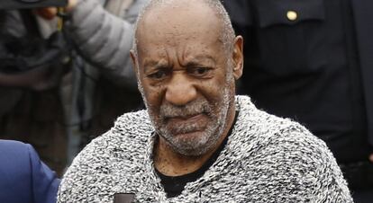 Bill Cosby ha su llegada a la corte.