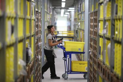 Una empleada de Amazon en el almacén de San Fernando de Henares (Madrid).