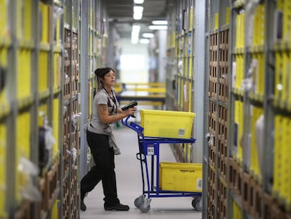 Una empleada de Amazon en el almacén de San Fernando de Henares (Madrid).