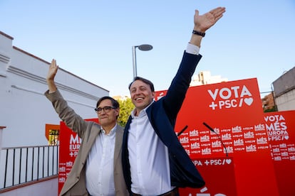 El primer secretario del PSC, Salvador Illa (i) y el candidatos al Parlamento Europeo Javi López interviene en un acto de campaña en Barcelona. EFE/ Toni Albir
