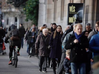 Cues davant de la Universitat de Barcelona.