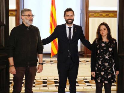 Torrent (al mig) es reuneix amb els diputats de la CUP.