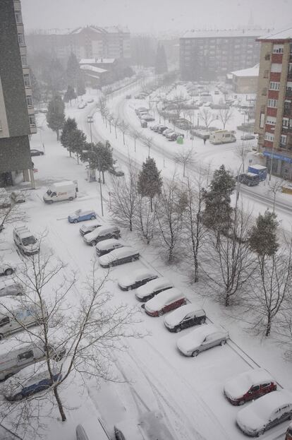 Vista de la calle Obispo Ballester de Vitoria cubierta por la nieve esta mañana.