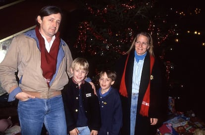 Macaulay Culkin con su madre, Patricia Bretnup, su padre, Christopher Kit Culkin, y su hermano Kieran (que acaba de conseguir una nominación al Globo de Oro por la serie 'Succession'), en Paris en 1990.