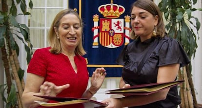 Ana Pastor y Elena Cortes durante la firma del convenio.