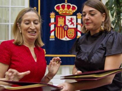 Ana Pastor y Elena Cortes durante la firma del convenio.