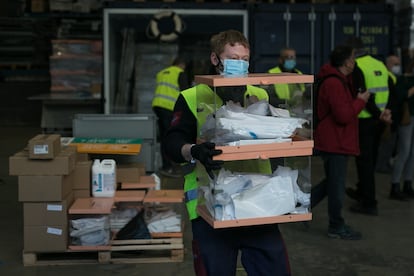 Preparación y distribución de material en Barcelona para las elecciones catalanas del 14 de febrero.